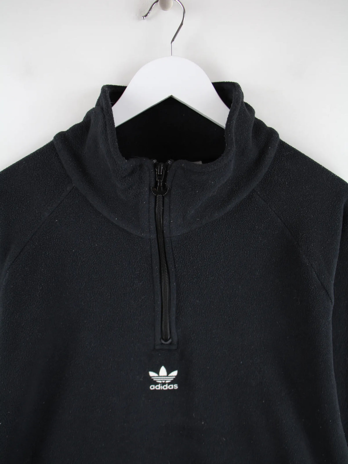 Adidas Fleece Schwarz L – Detailansicht Vorderseite