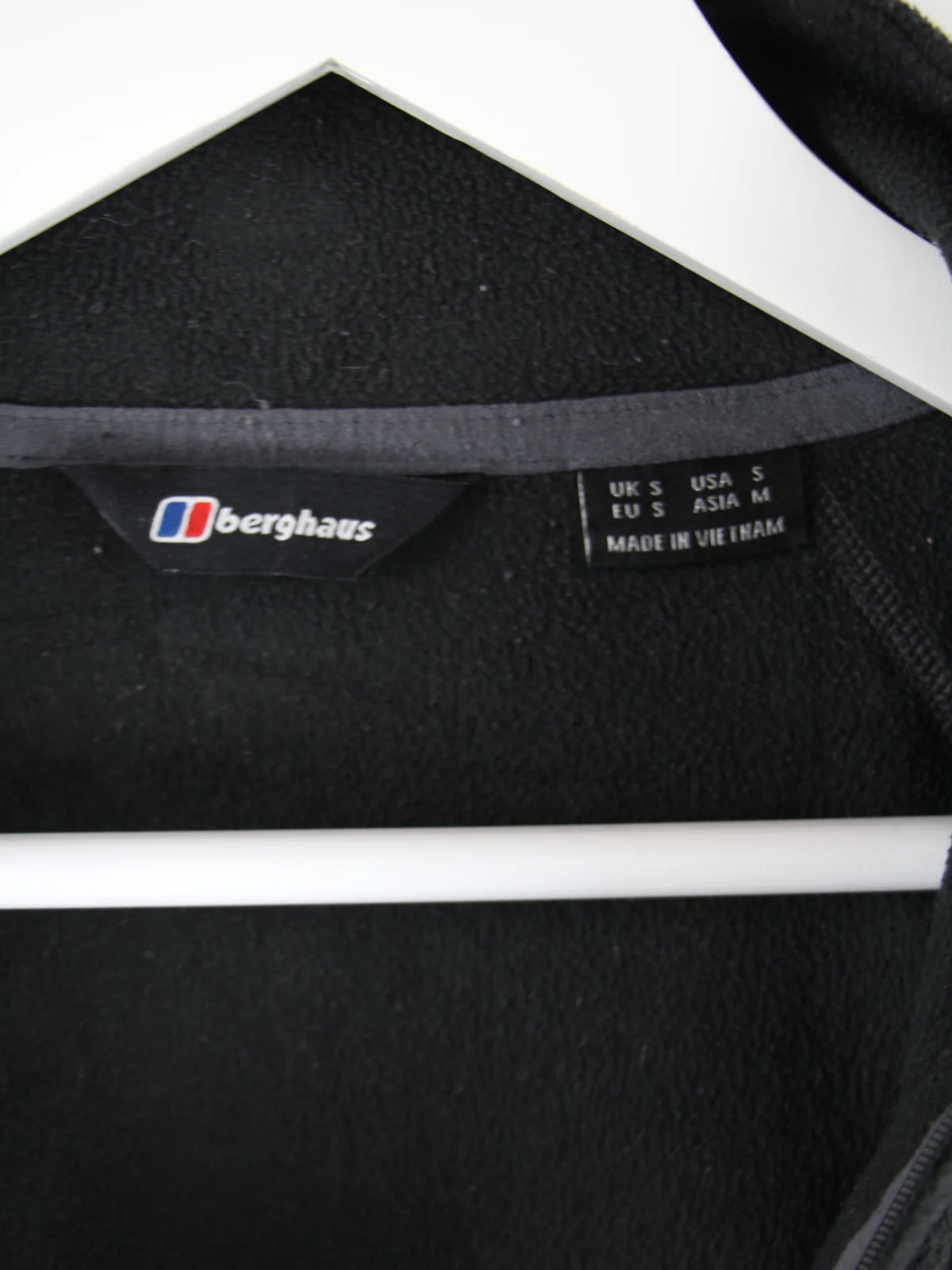 Berghaus Fleece Schwarz S – Etikett