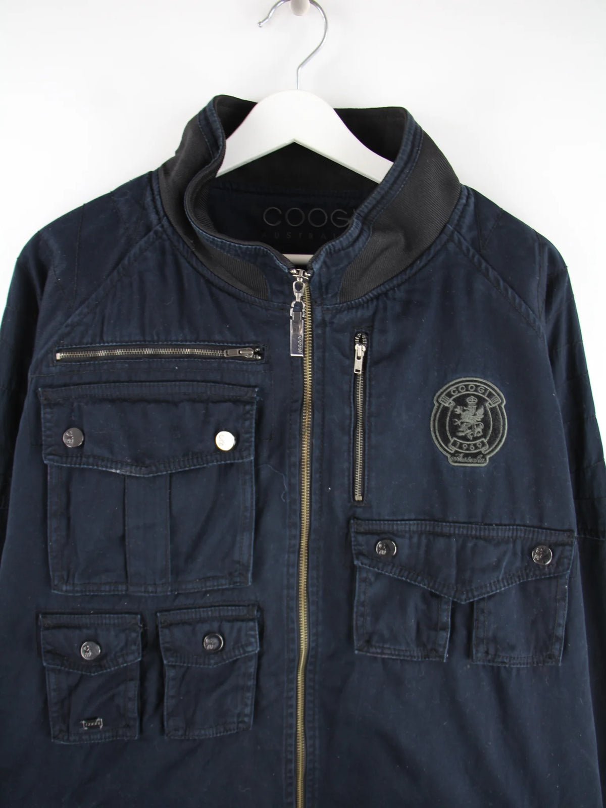 Coogi Leichte Jacke Blau 4XL – Detailansicht Vorderseite