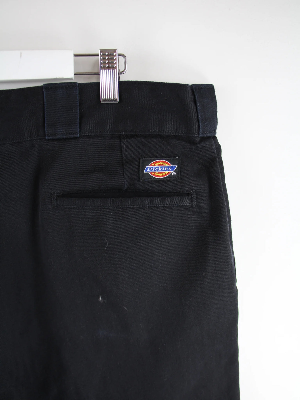 Dickies Hose Schwarz – Detailansicht Vorderseite