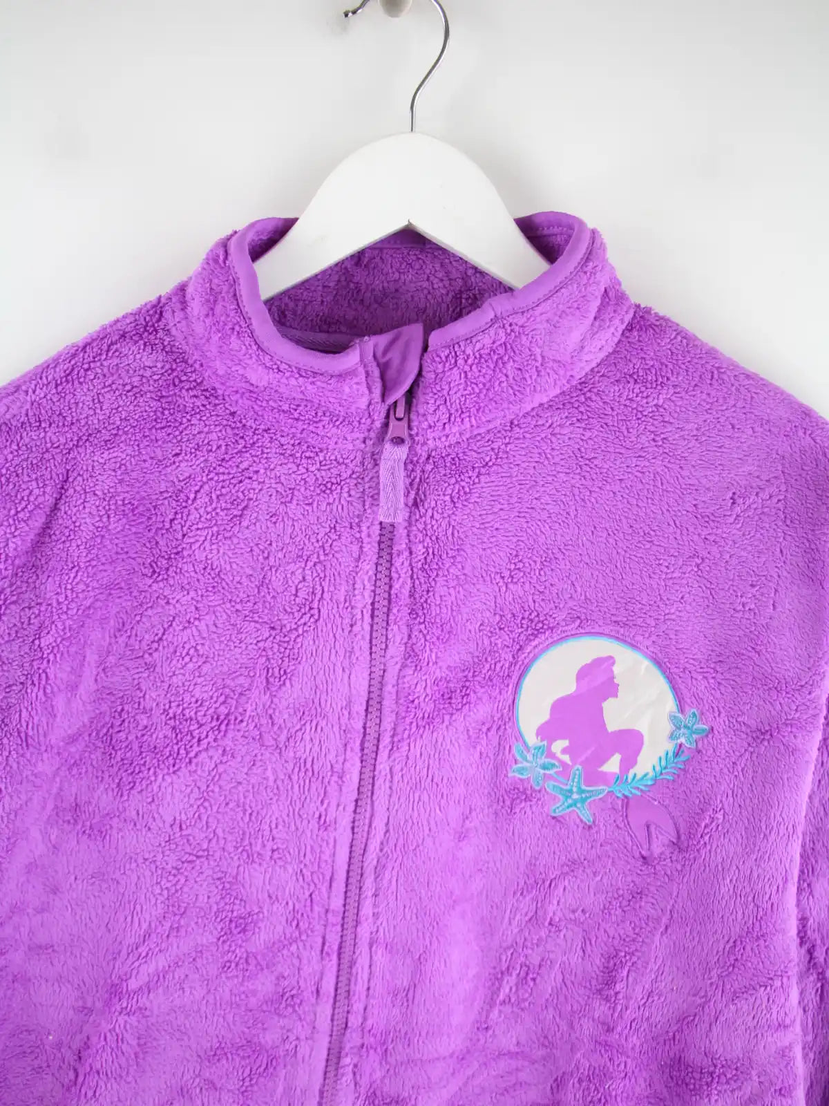 Disney Fleece Lila XL – Detailansicht Vorderseite