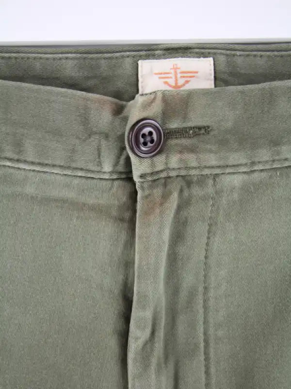 Dockers Hose Olive – Etikett