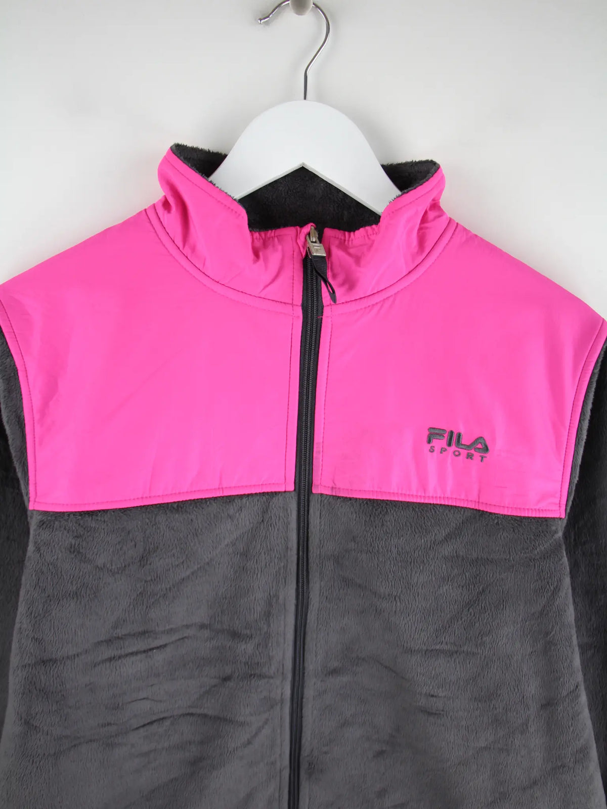Fila Fleece Grau XL – Detailansicht Vorderseite
