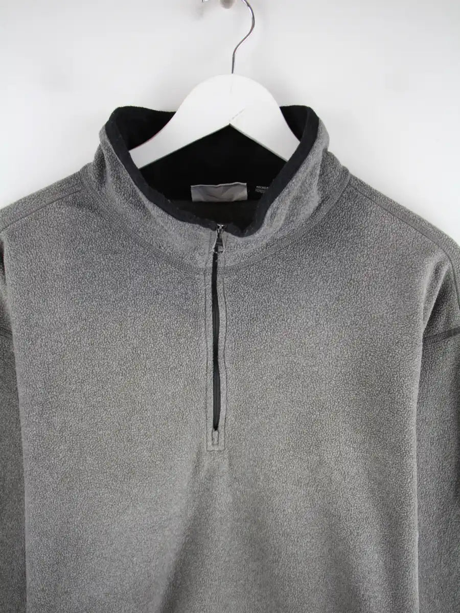 Fila Fleece Grau XXL – Detailansicht Vorderseite