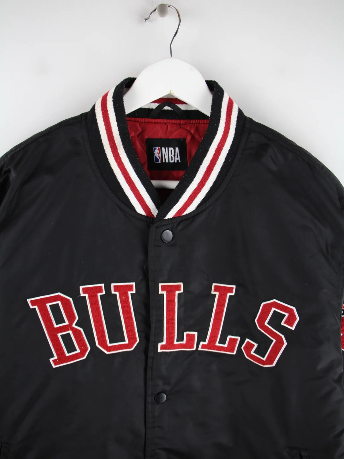 NBA Jacke Schwarz XL – Detailansicht Vorderseite