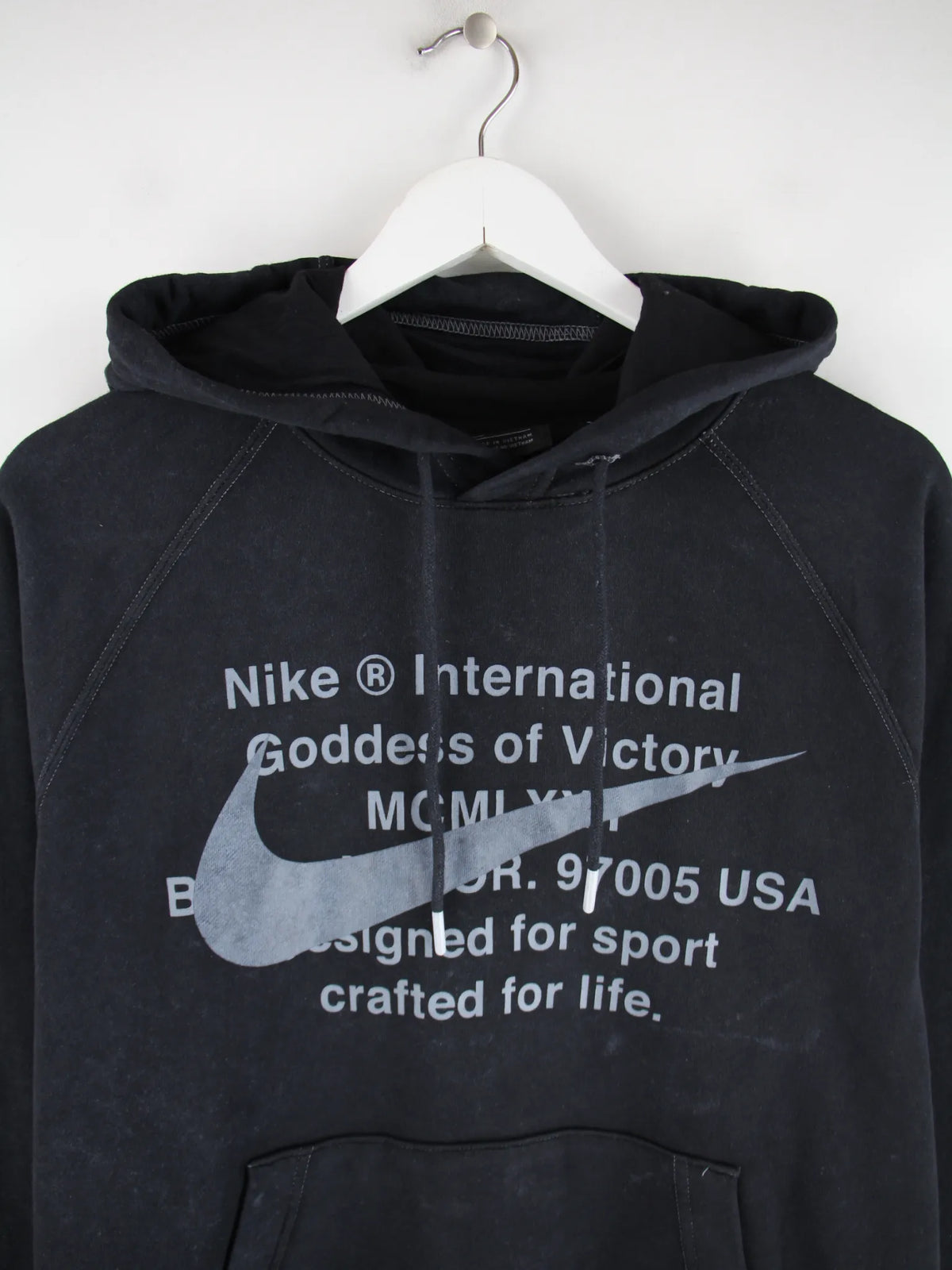 Nike Hoodie Schwarz M – Detailansicht Vorderseite