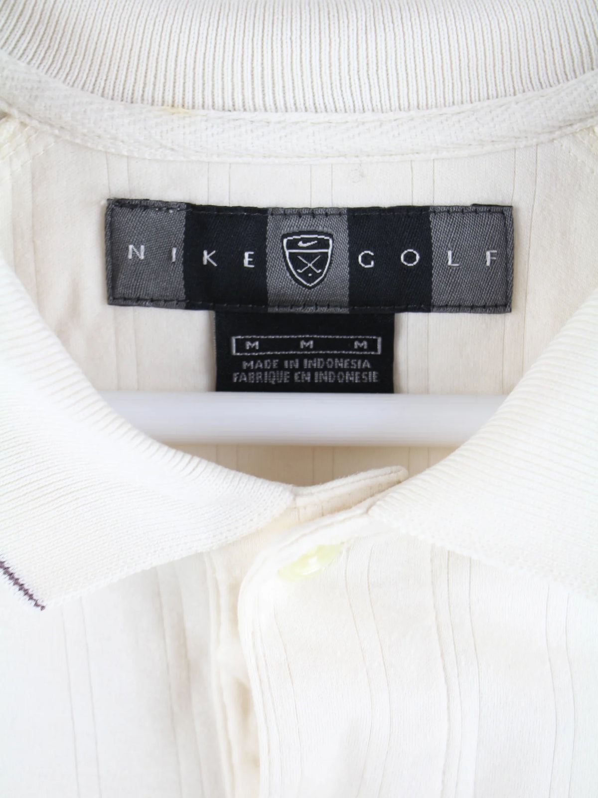 Nike Polo Beige M – Detailansicht Vorderseite