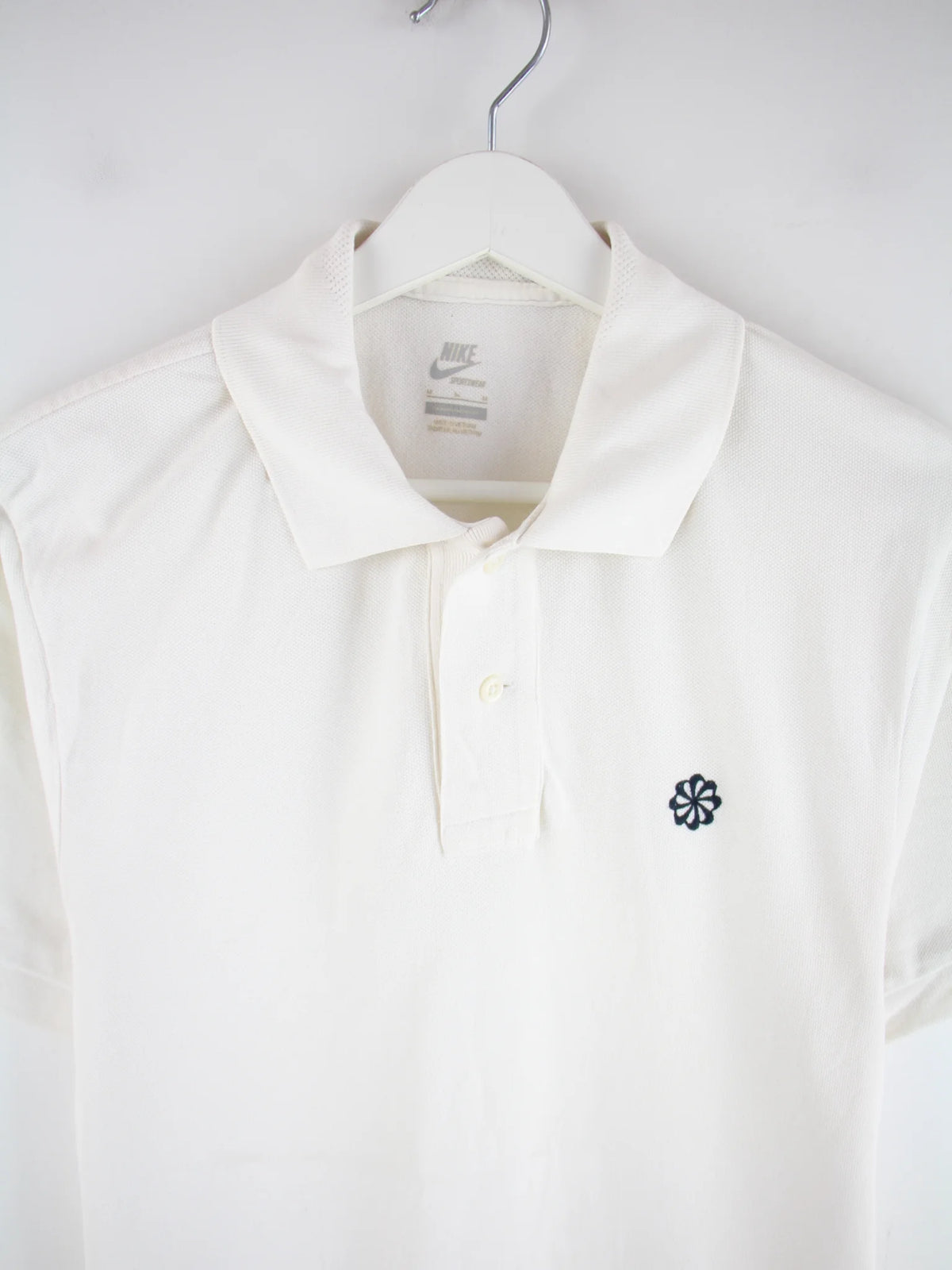Nike Polo Weiß M – Detailansicht Vorderseite