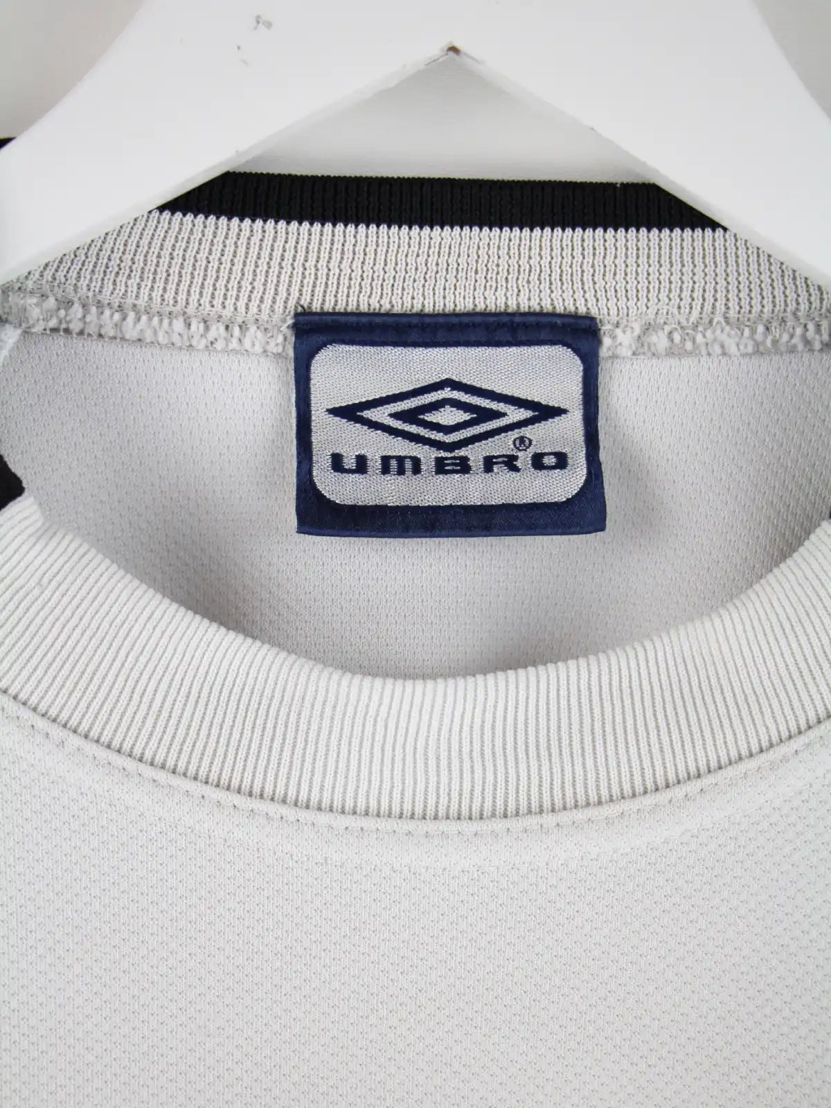 Umbro Sweater Weiß L – Etikett