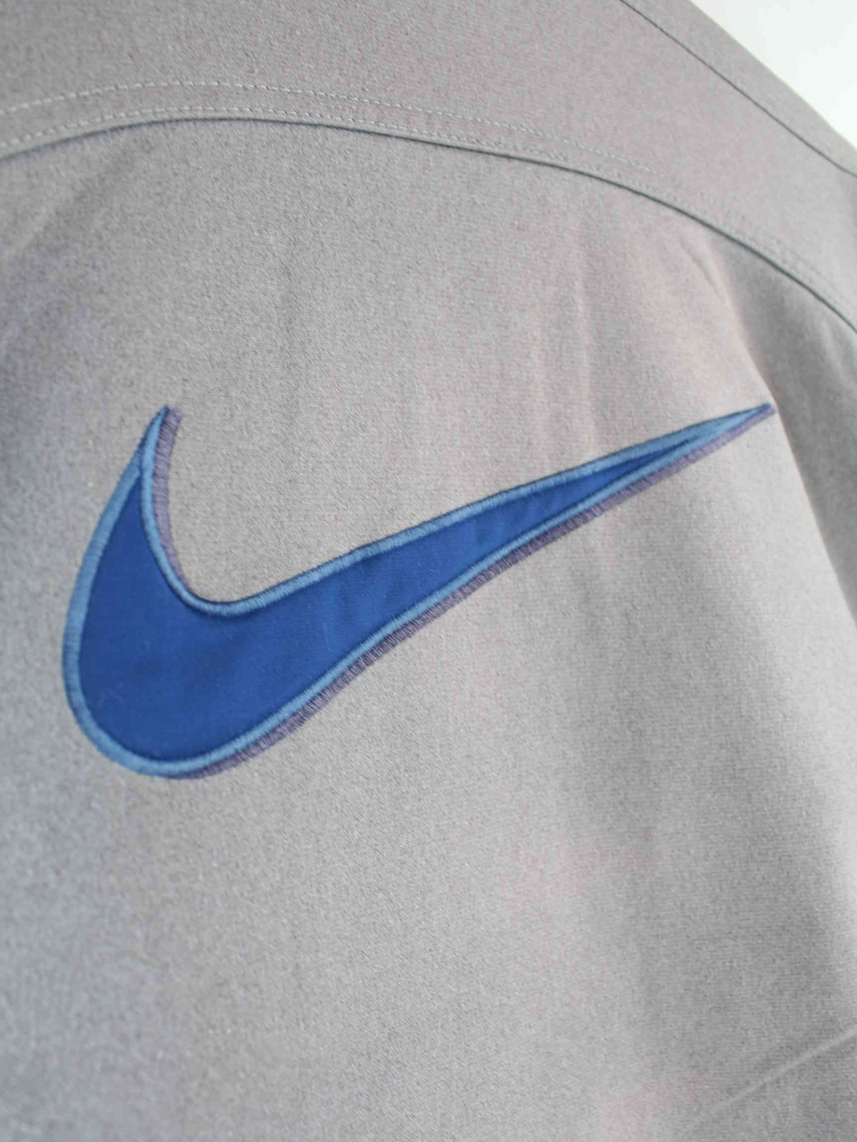 Nike Damen 90s Vintage Big Swoosh Embroidered Trainingsjacke Grau M (detail image 5)