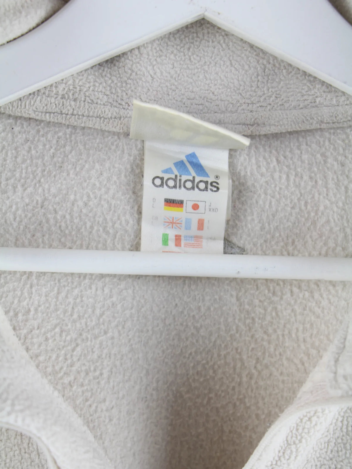 Adidas Fleece Beige L – Detailansicht Vorderseite