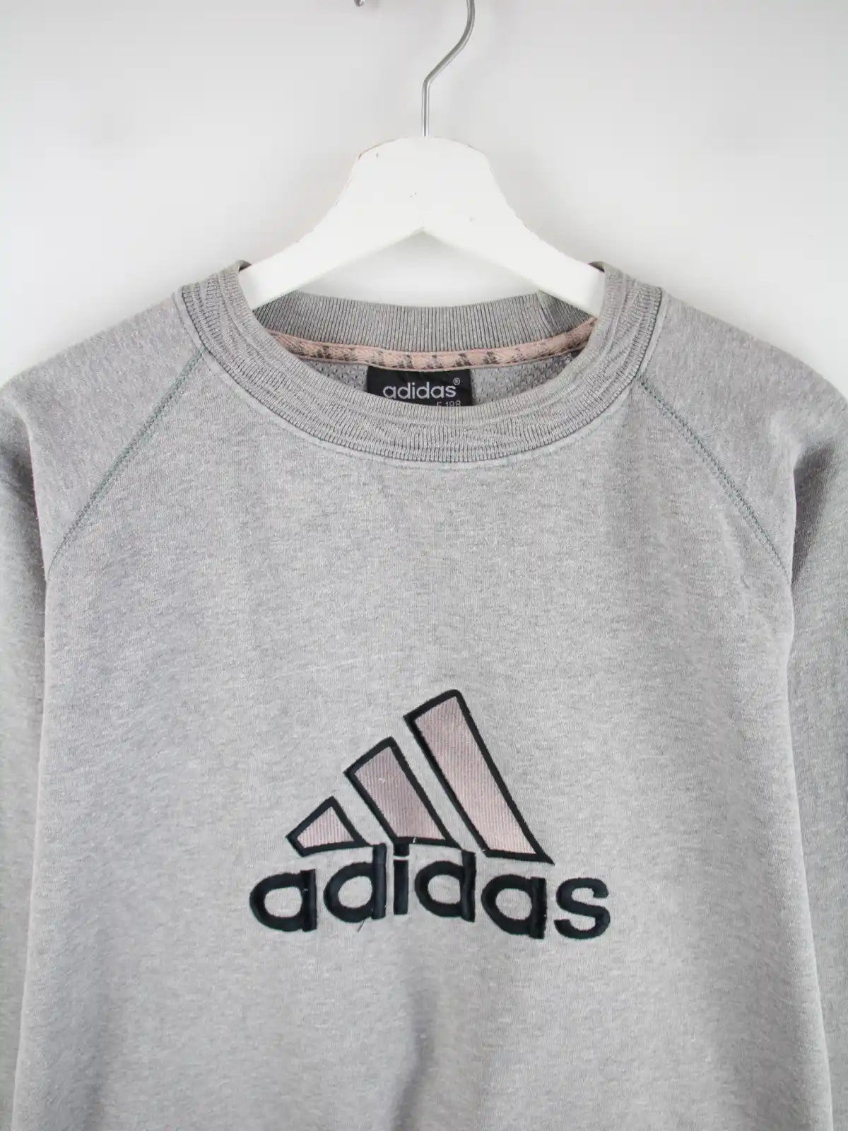 Adidas Sweater Grau XL – Detailansicht Vorderseite