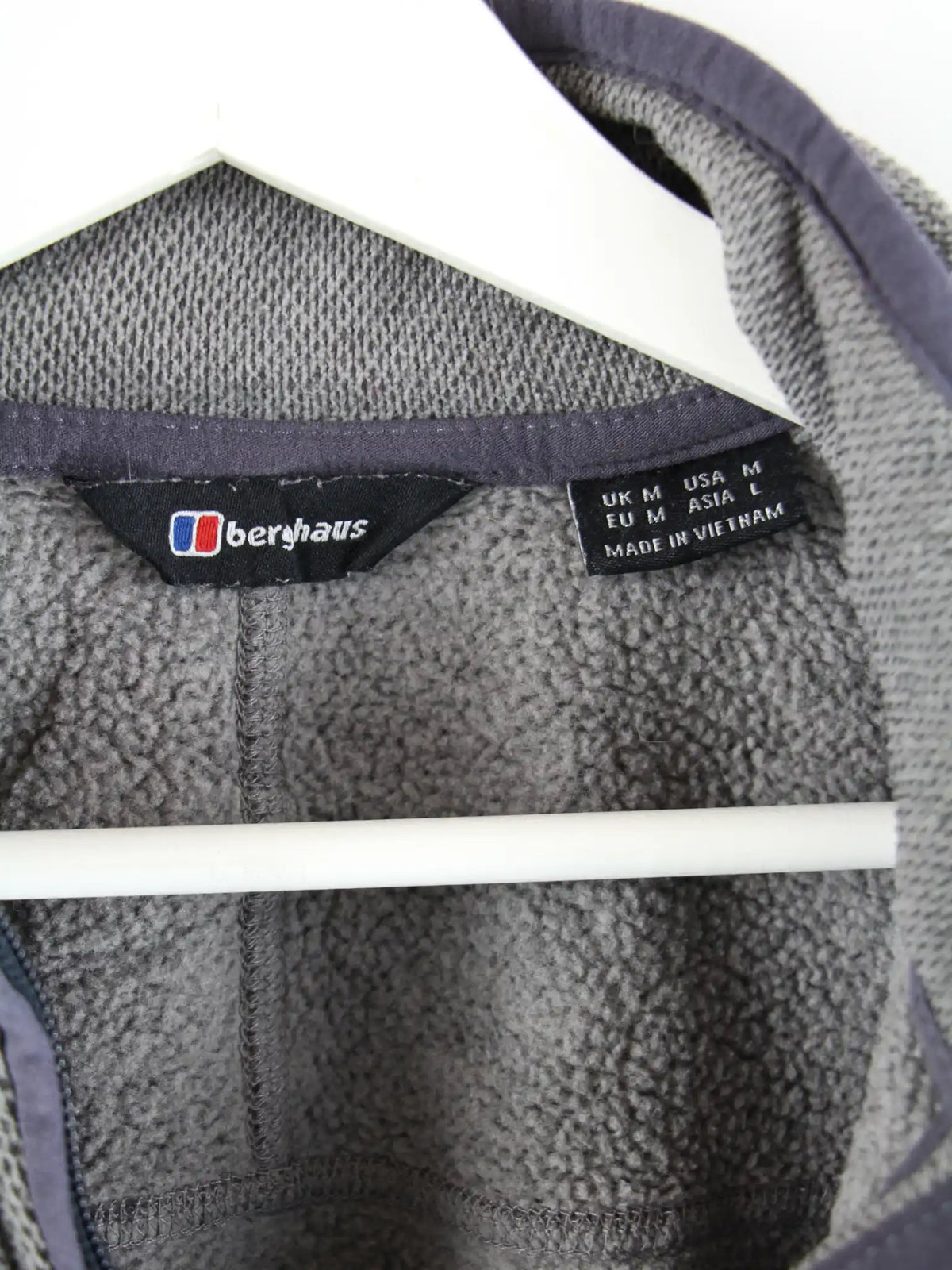 Berghaus Fleece Grau M – Etikett