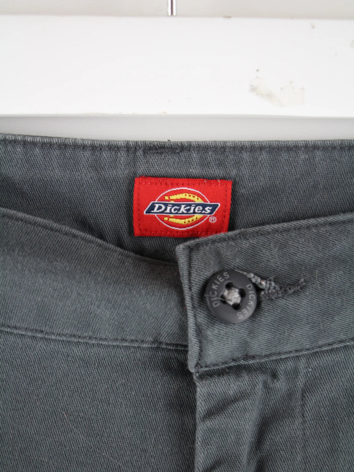 Dickies Hose Grau – Detailansicht Vorderseite