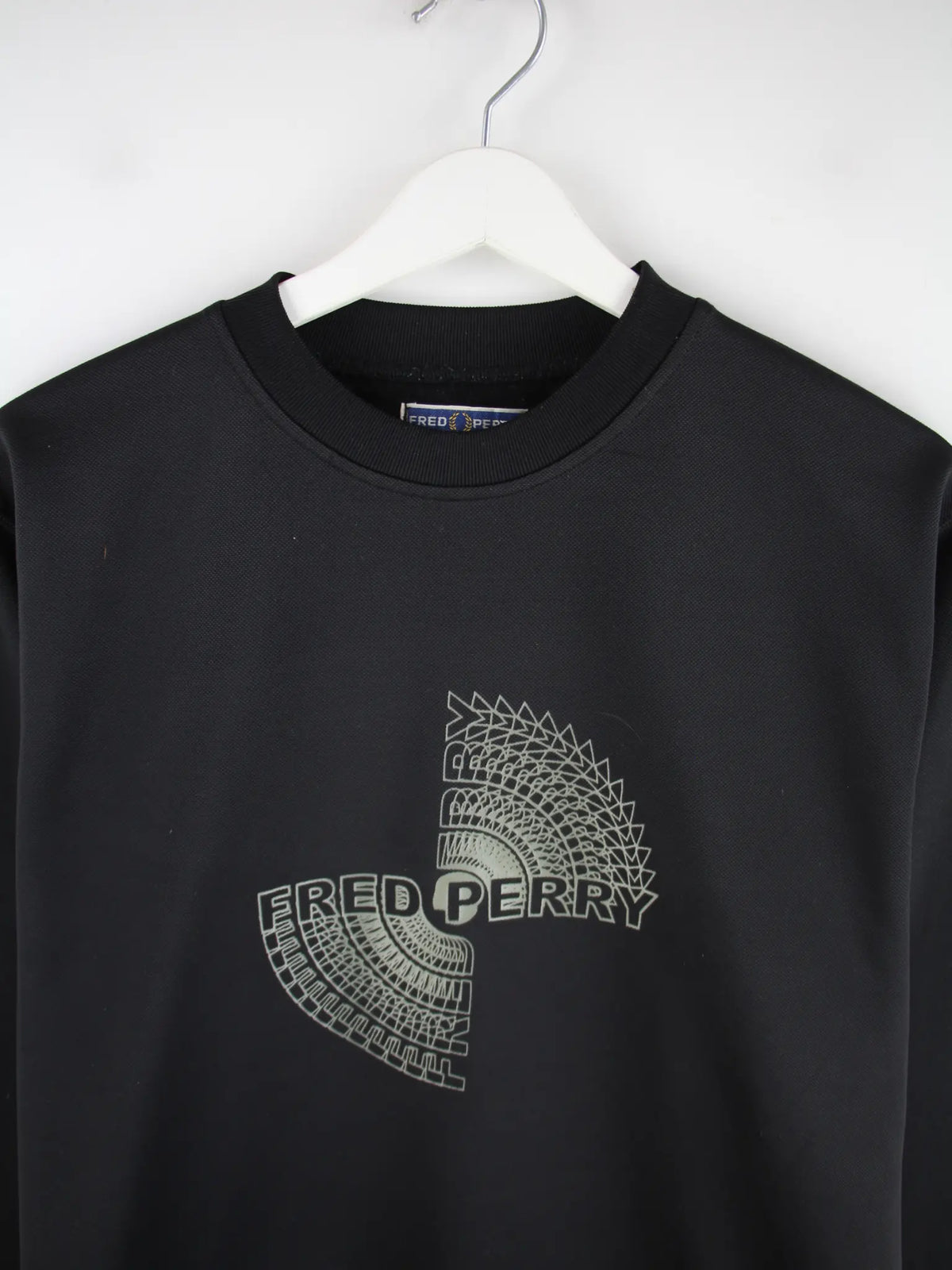 Fred Perry Sweater Schwarz M – Detailansicht Vorderseite