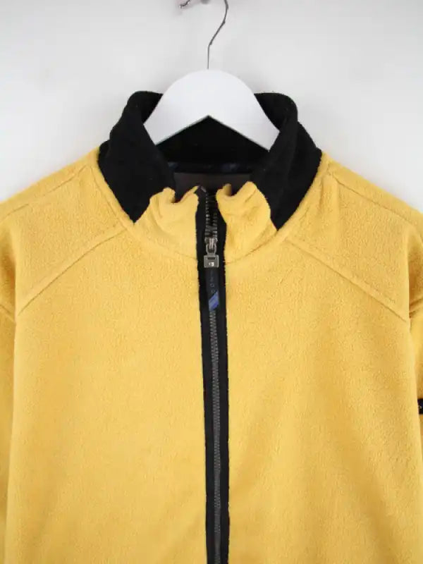 Izod Fleece Gelb L – Detailansicht Vorderseite