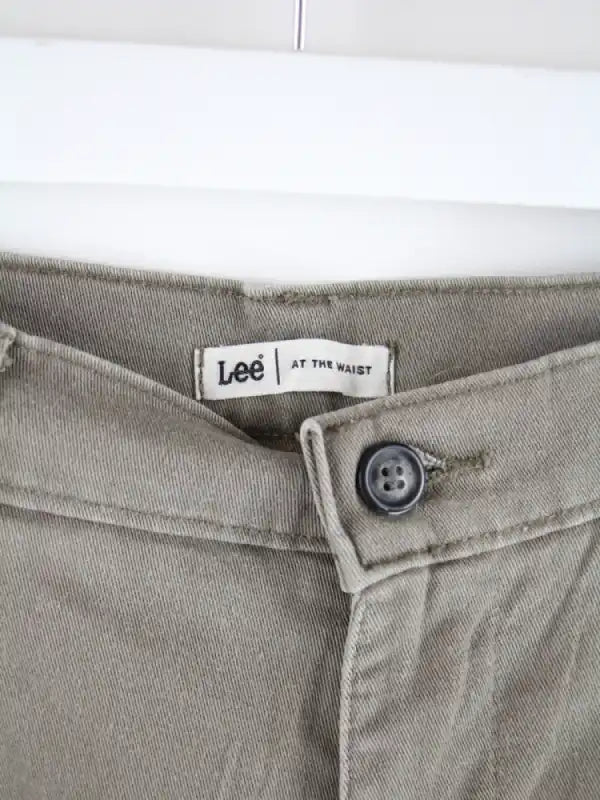 Lee Hose Olive – Detailansicht Vorderseite
