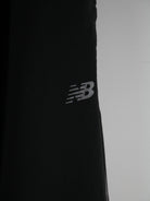 New Balance Track Pants Schwarz L – Detailansicht Vorderseite
