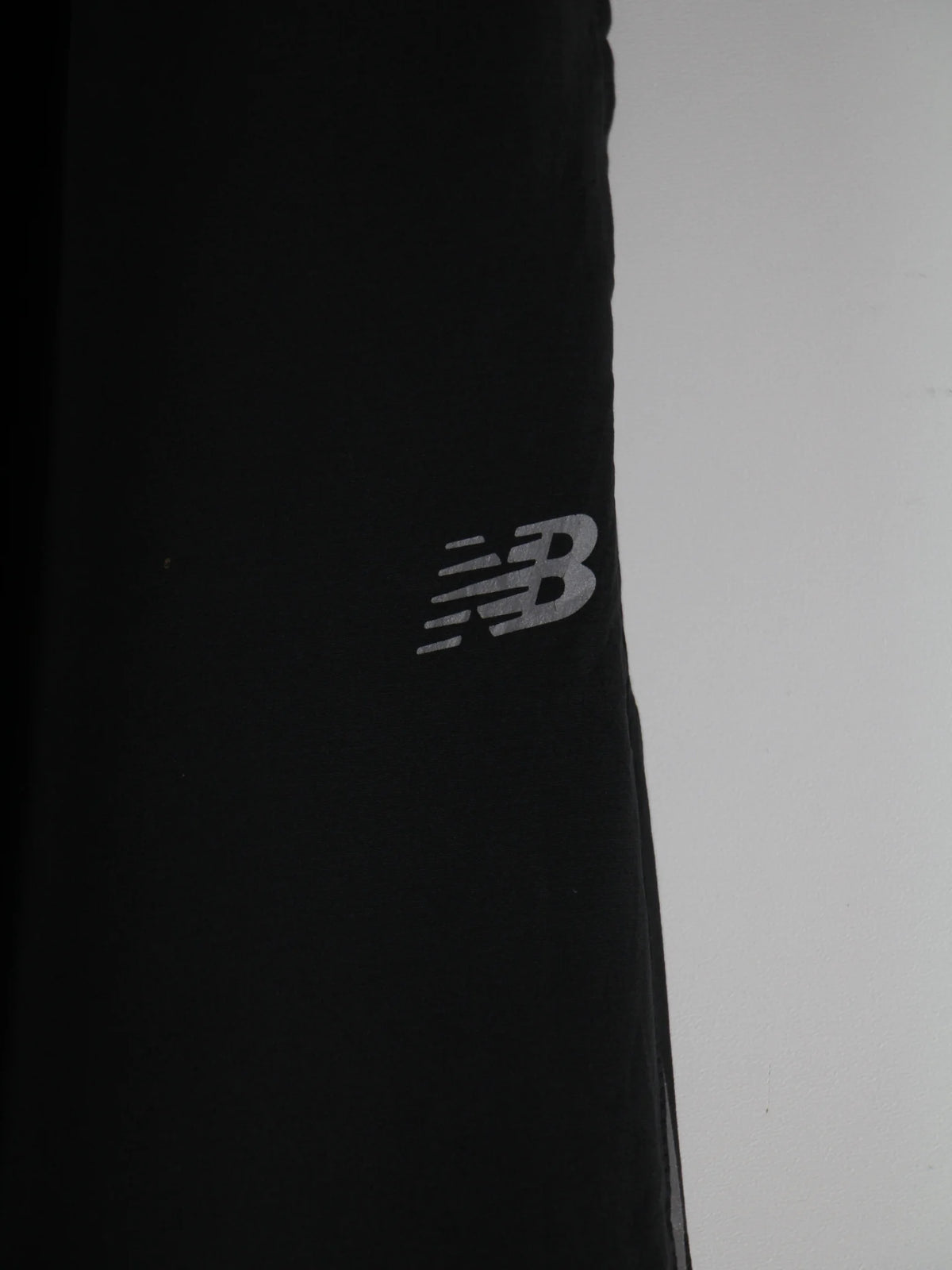 New Balance Track Pants Schwarz L – Detailansicht Vorderseite