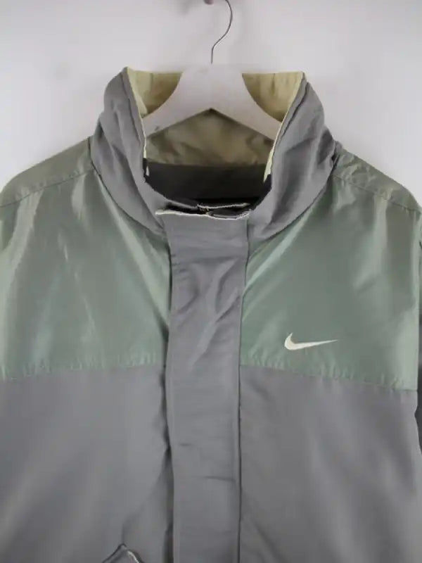 Nike Jacke Grau M – Detailansicht Vorderseite