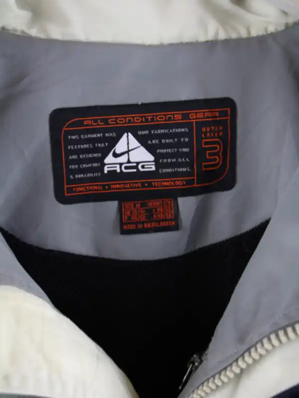Nike Jacke Grau M – Etikett