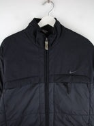 Nike Jacke Schwarz M – Detailansicht Vorderseite