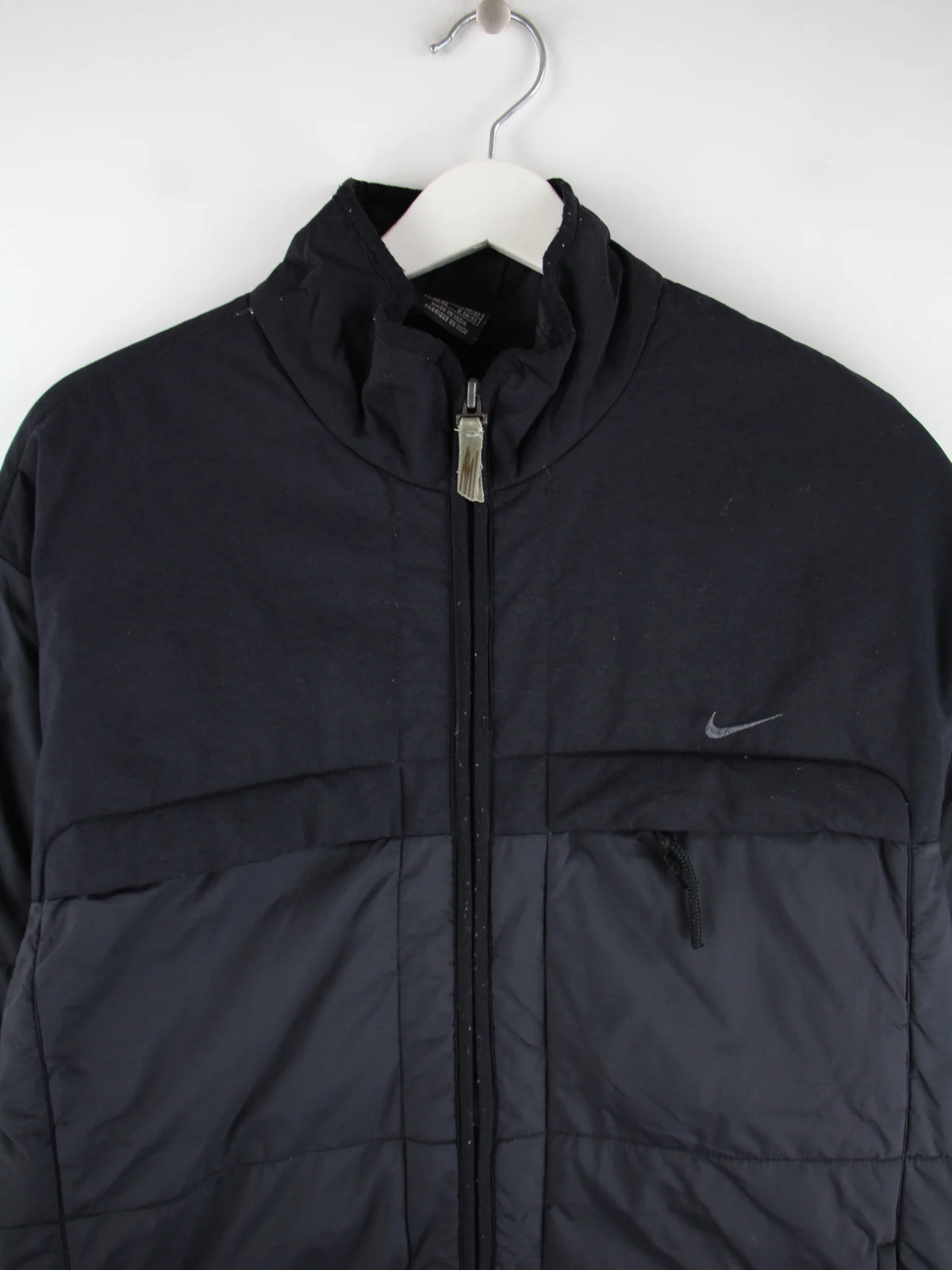 Nike Jacke Schwarz M – Detailansicht Vorderseite