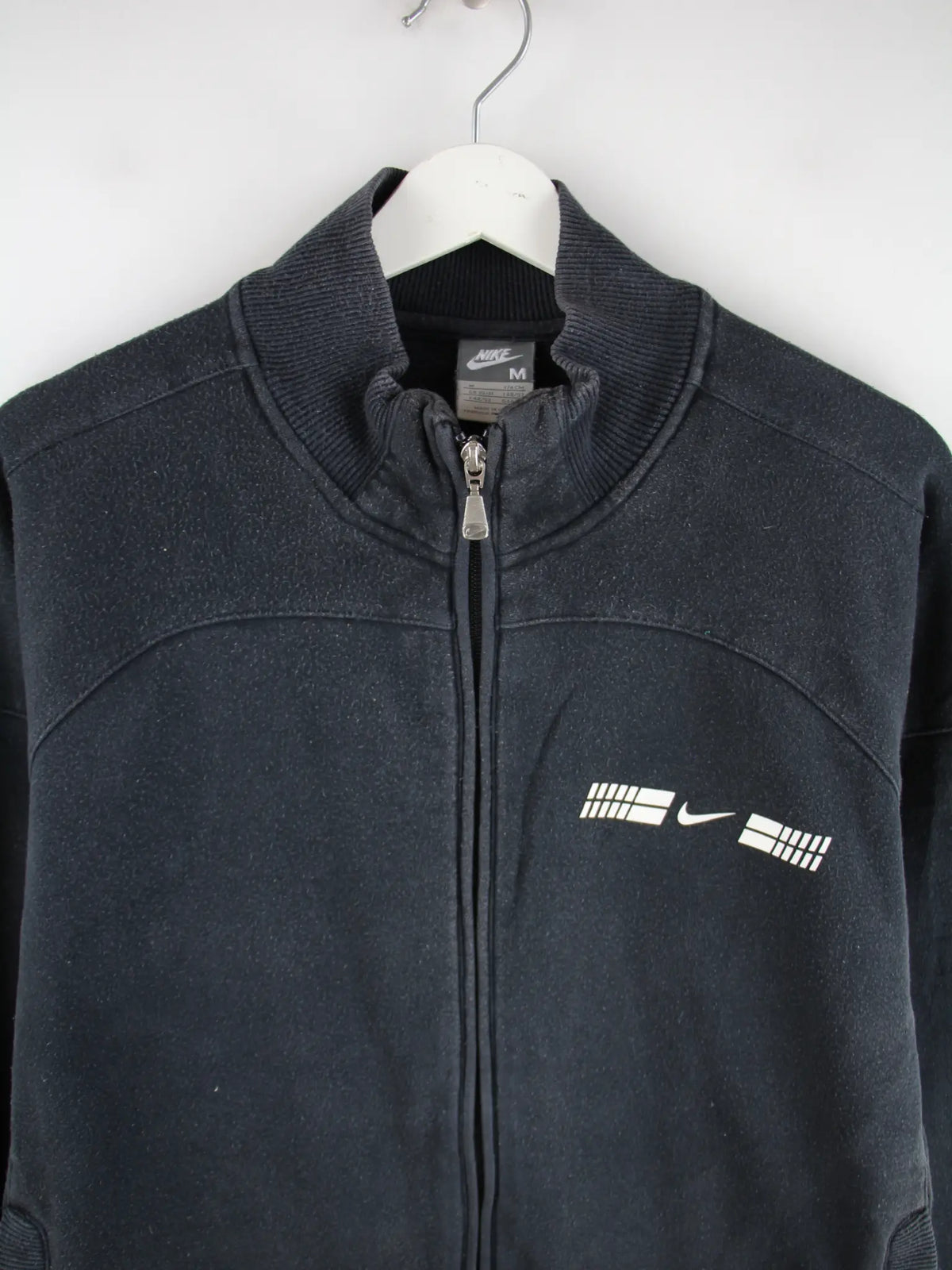 Nike Sweatjacke Schwarz M – Detailansicht Vorderseite