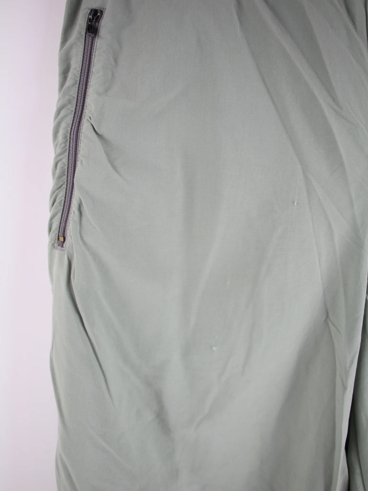 Nike Track Pants Grün M – Detailansicht Vorderseite