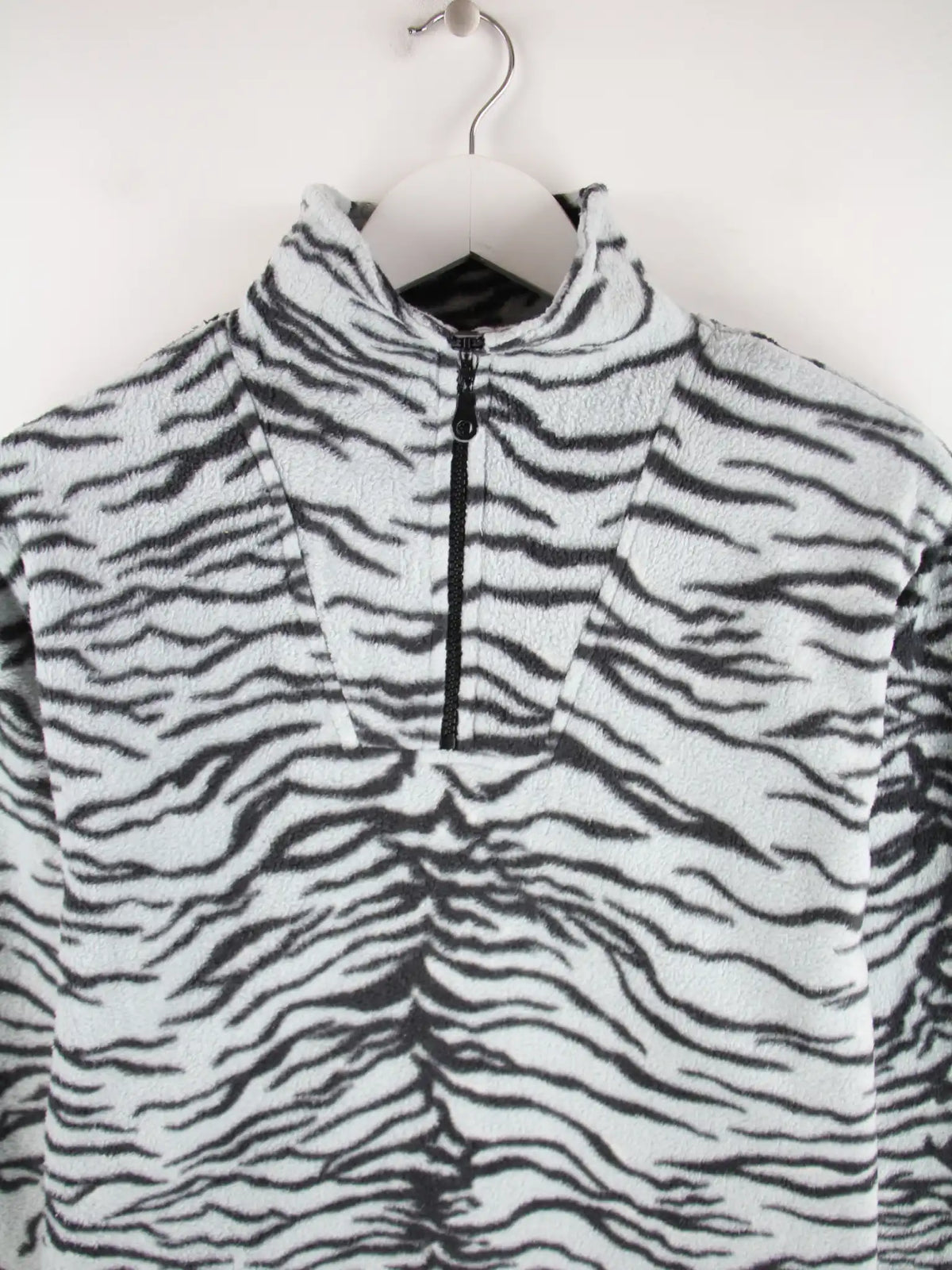 Vintage Fleece Grau S – Detailansicht Vorderseite