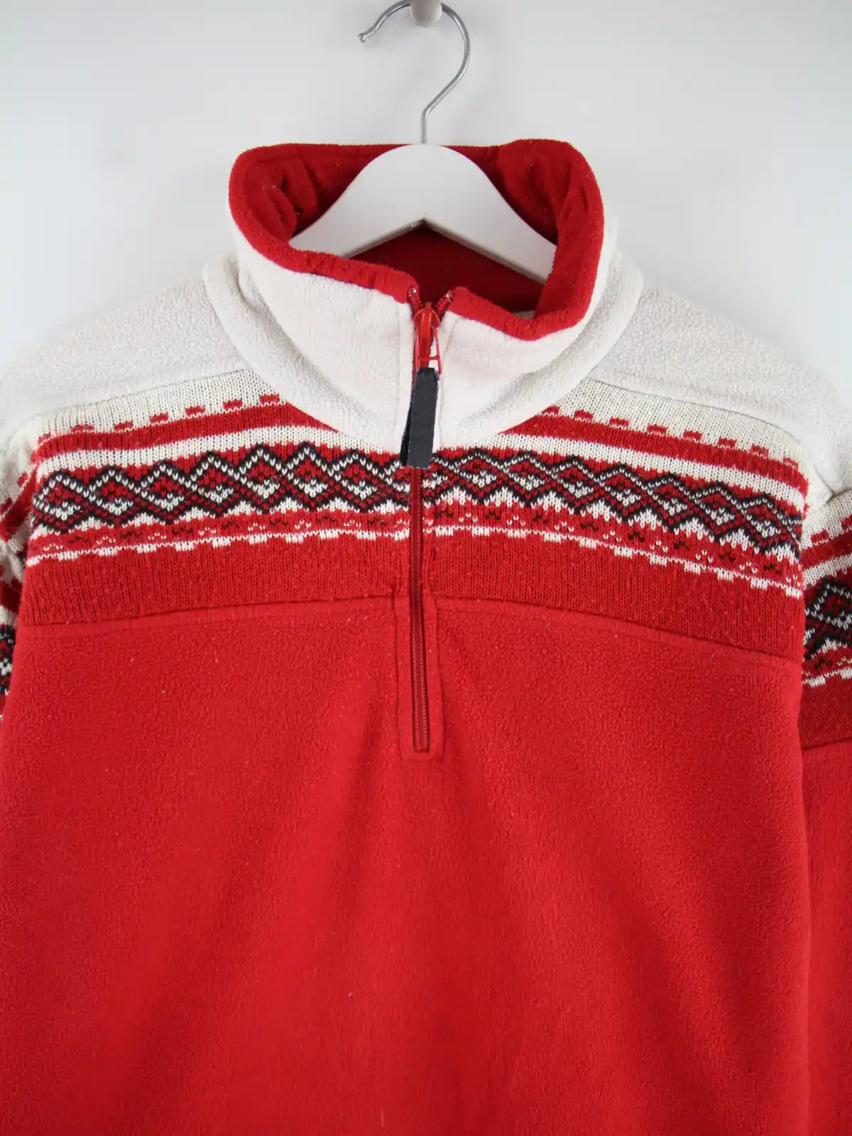 Vintage Fleece Rot L – Detailansicht Vorderseite