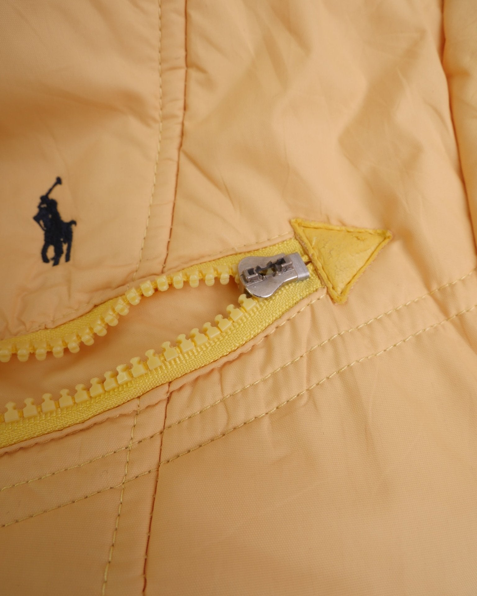 polo embroidered Logo yellow Vintage Puffer Jacke - Peeces